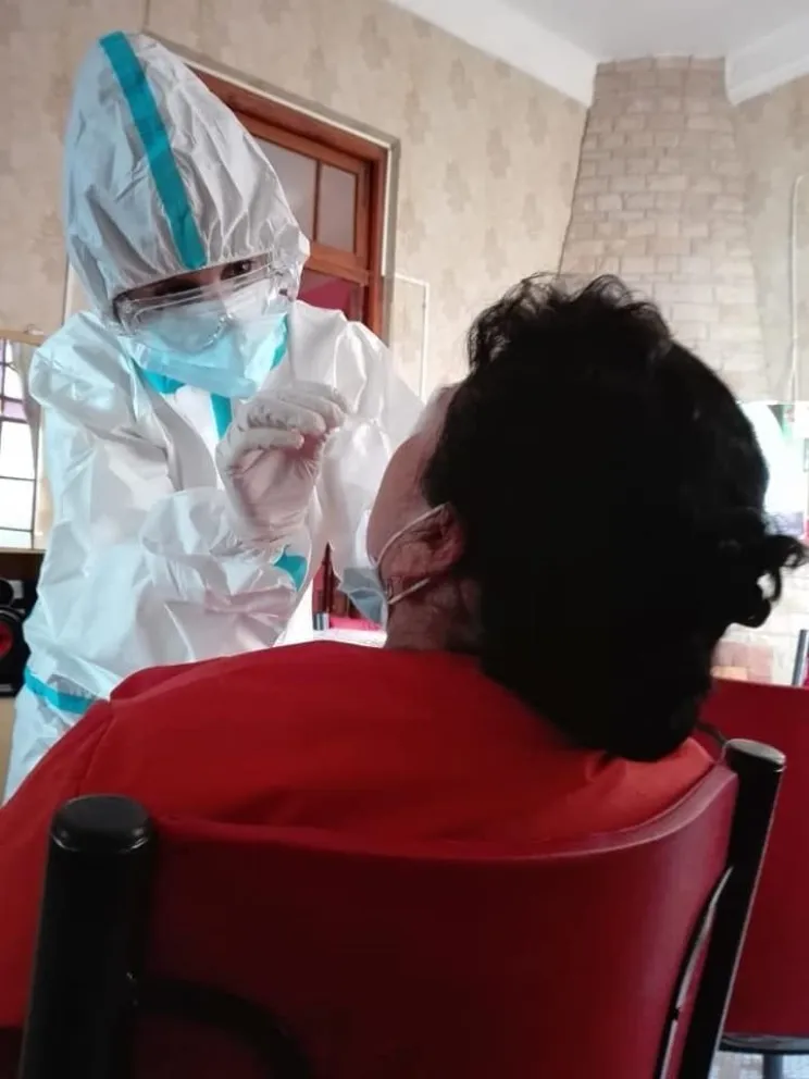 Adultos mayores son hisopados por personal de Salud