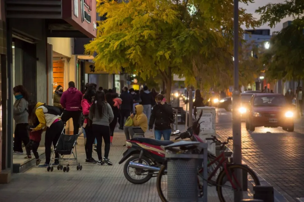 ¿Qué pasa si te encuentran afuera de tu casa después de las 23?