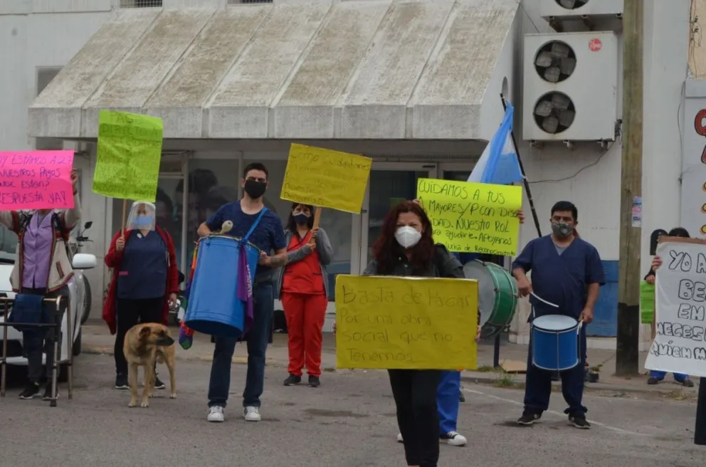 Reclamo de cuidadores y enfermeros frente al IPROSS