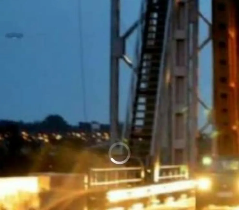 Se viralizó una foto de un falso ovni sobre el Puente Viejo