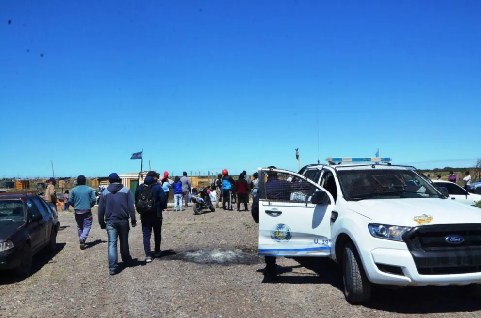 Usurpación en el acceso sur: Los tres ocupantes imputados se fueron pero la toma sigue