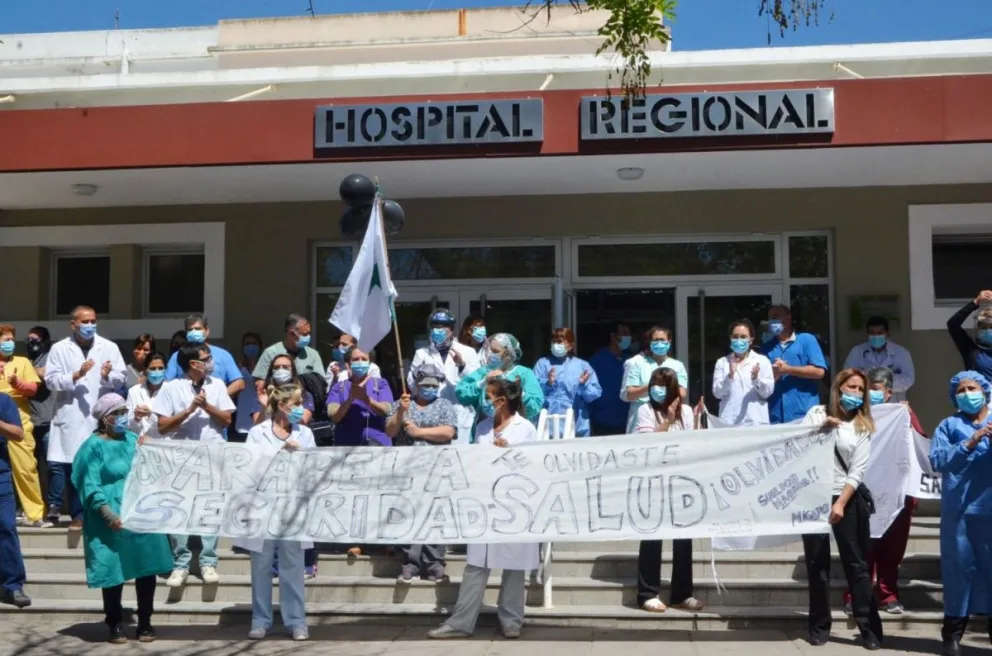 Enésimo reclamo del personal de salud frente al Hospital