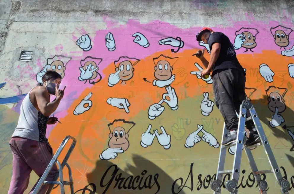 Pintaron un mural con lenguaje de señas en el barrio Santa Clara