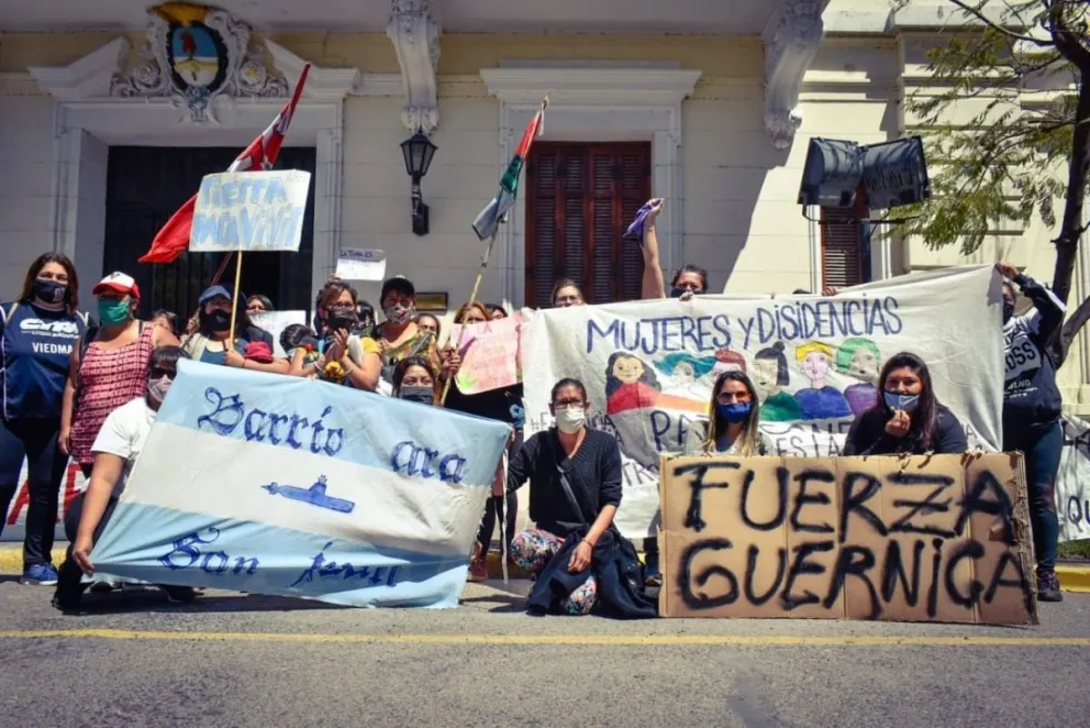 Miembros de tomas de Viedma manifestaron su repudio por el desalojo en Guernica