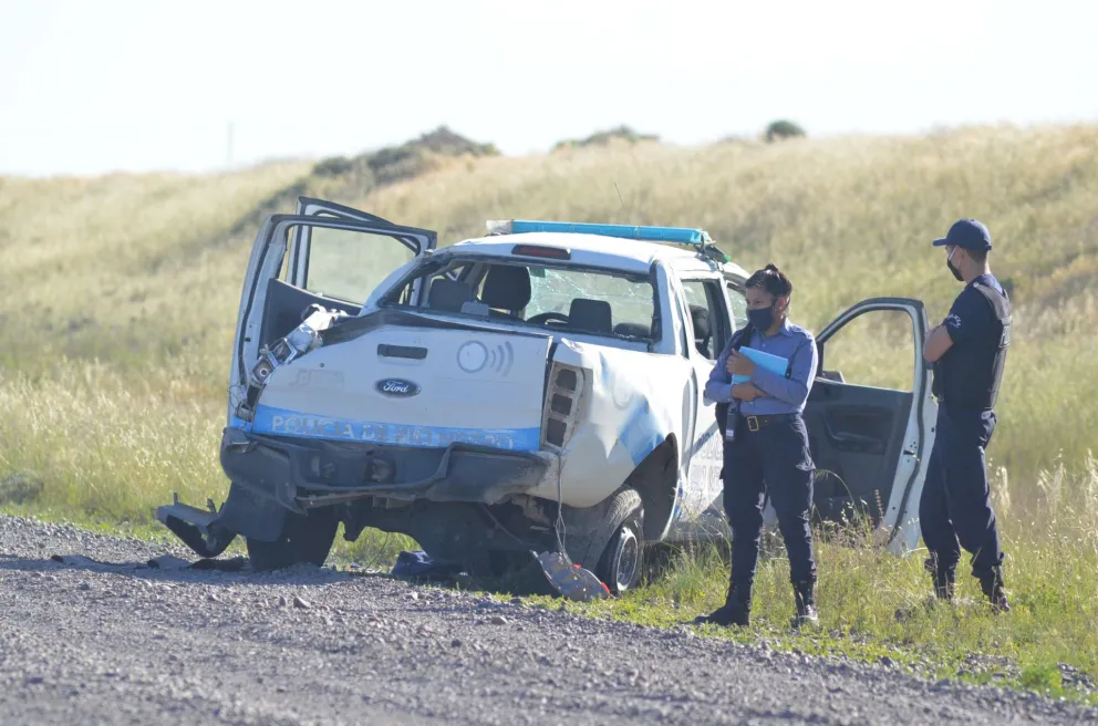 Vuelco y susto cerca del aeropuerto: un policía herido