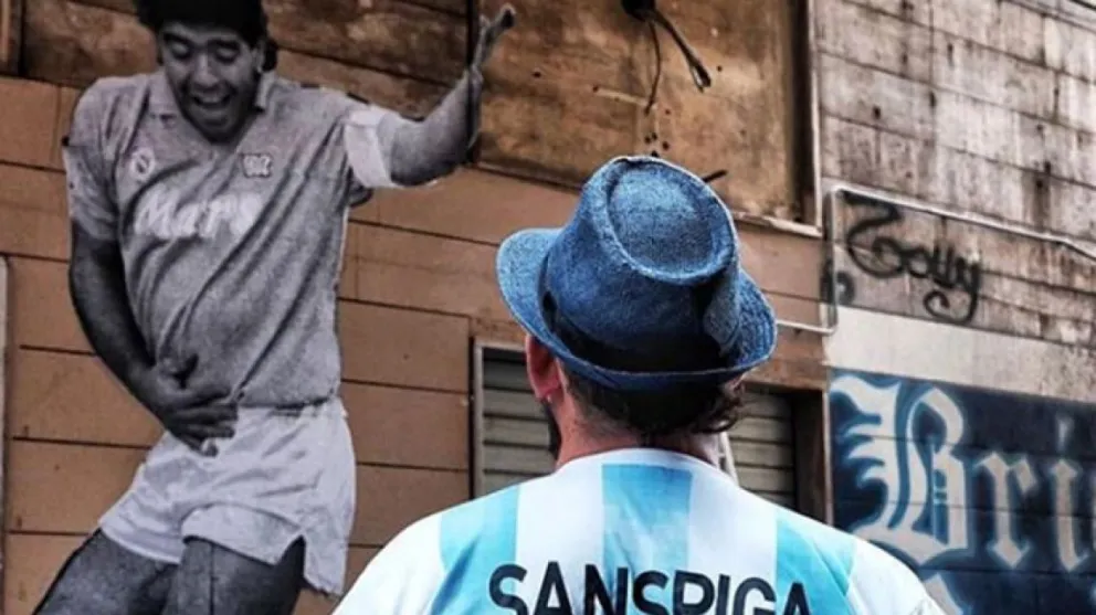 Maradona rendido a los pies de un artista viedmense