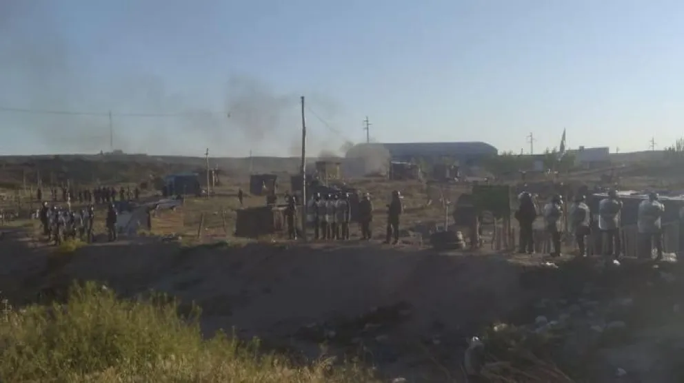 Violento desalojo en Roca: "Estuvieron tirando balas de gomas durante dos horas"