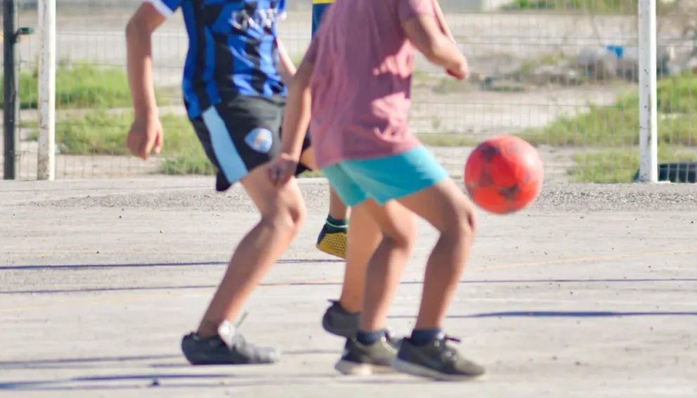 A pesar de la pandemia, continúan los picados de fútbol en los barrios