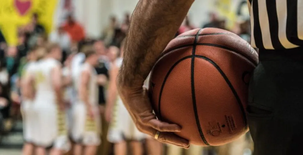 Un conflicto con los árbitros hace peligrar la vuelta del básquetbol