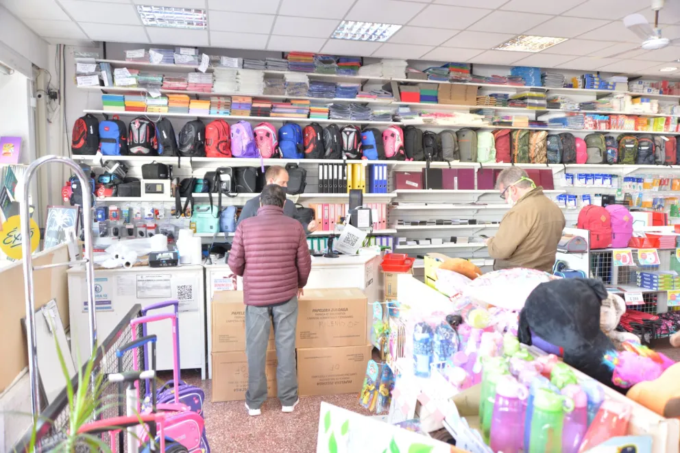 Más de cien comerciantes de Viedma reciben aportes del Estado