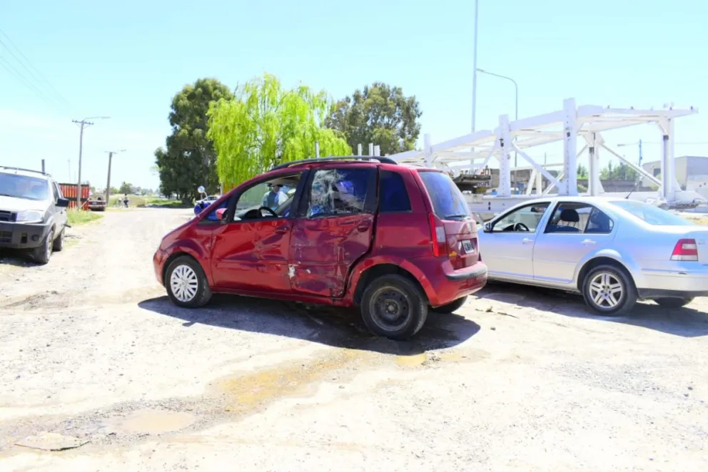 Chocaron un auto y un camión y hay dos hospitalizados