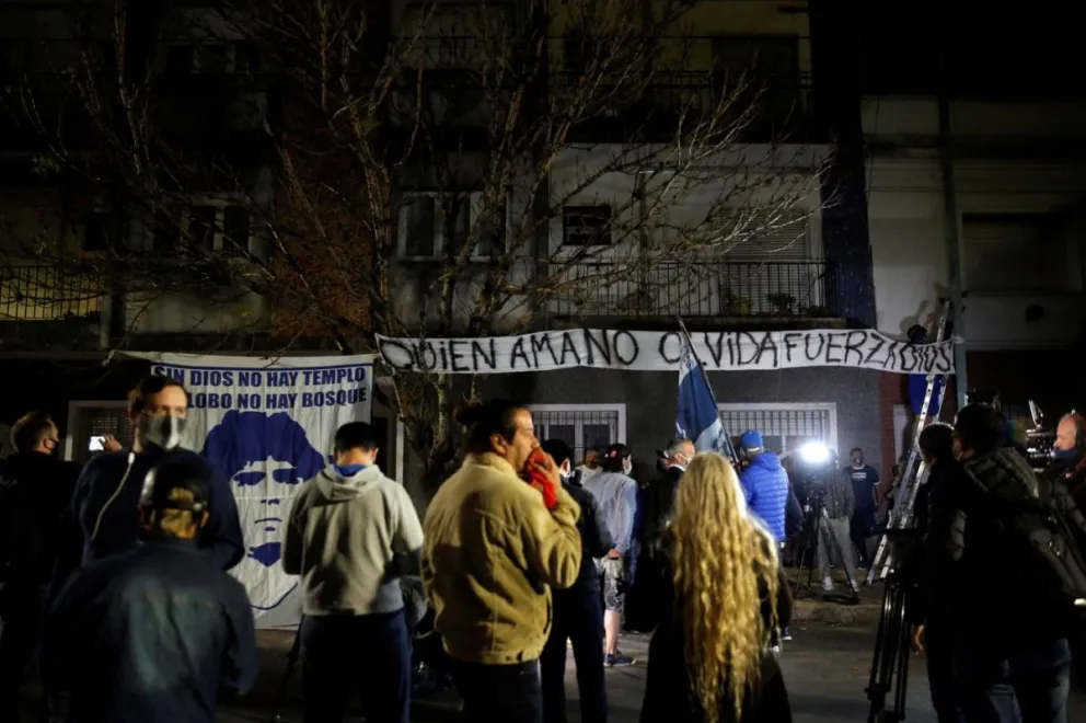 Fanáticos pasaron la noche frente a la clínica donde está internado Maradona
