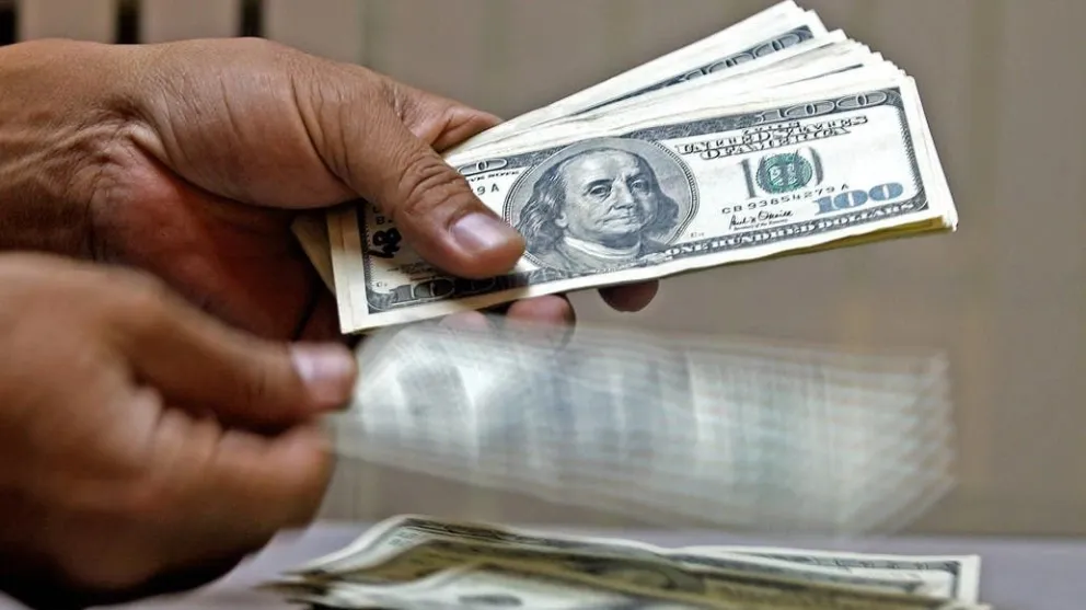 El dólar blue cayó $3 y la Bolsa está atenta a EE.UU.