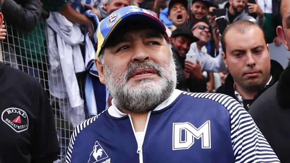 Primer parte médico de Maradona tras la operación: "Está despierto y muy bien"