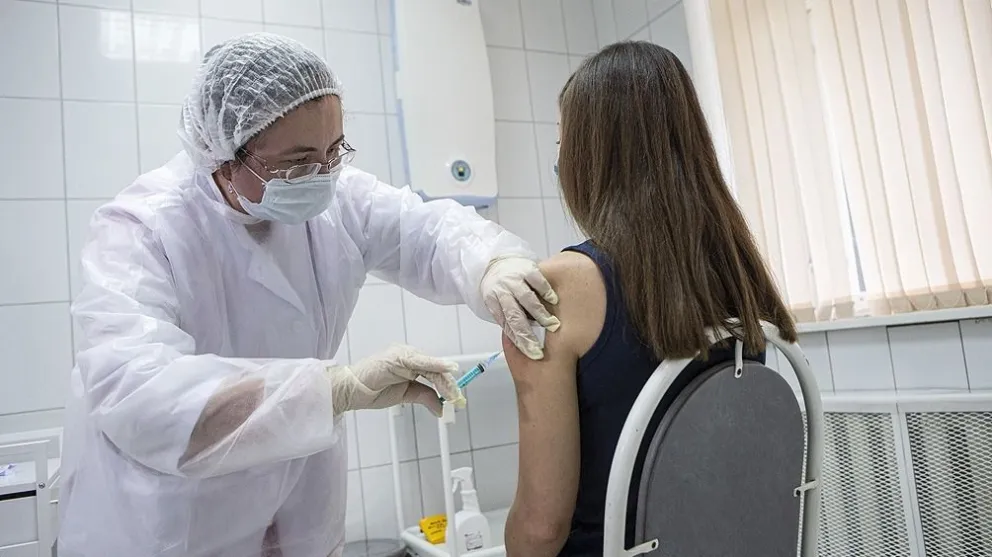 La vacuna rusa será gratuita y se aplicará primero a grupos de riesgo