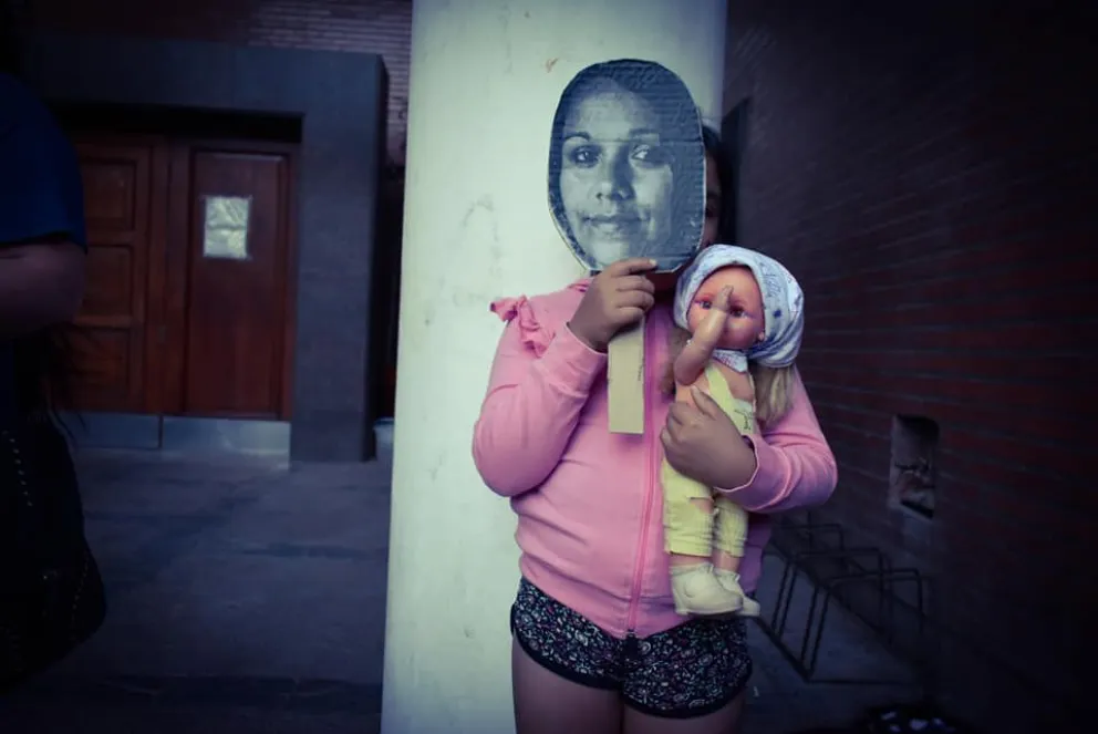"Le dijo que la iba a cagar a piñas y la jueza le aplicó una sanción por ruidos molestos"