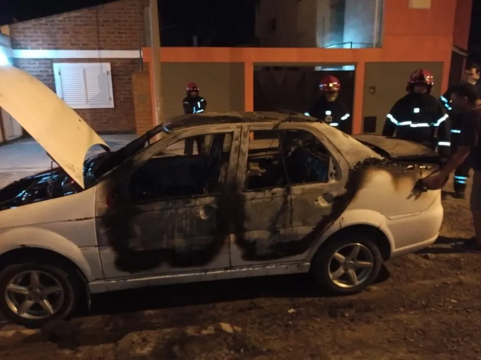 Se incendió un auto y los daños fueron totales