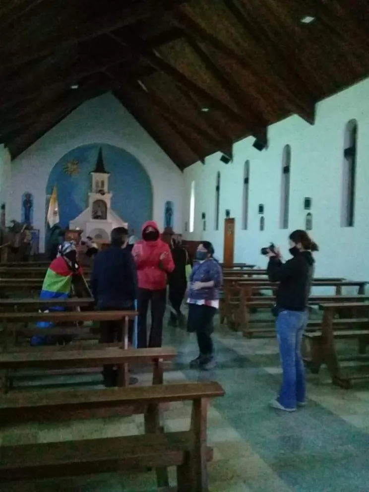 Mapuches ocuparon una iglesia en El Bolsón y golpearon al sacerdote
