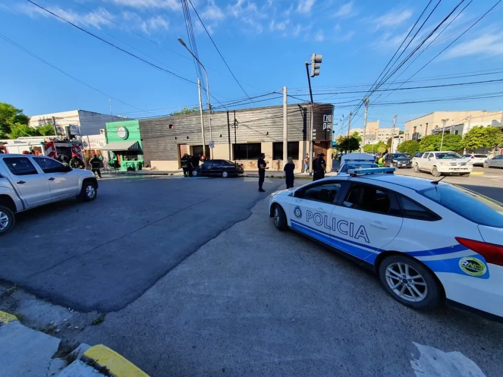 Se incendió un vehículo en Sarmiento y 25 de Mayo