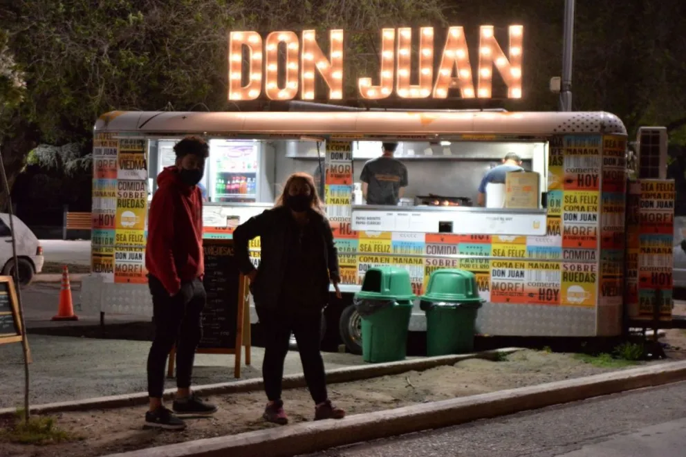 Los dueños de carros gastronómicos la están remando en dulce de leche