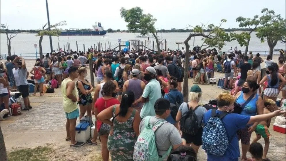 Miles de rosarinos rompieron el distanciamiento social en la costa
