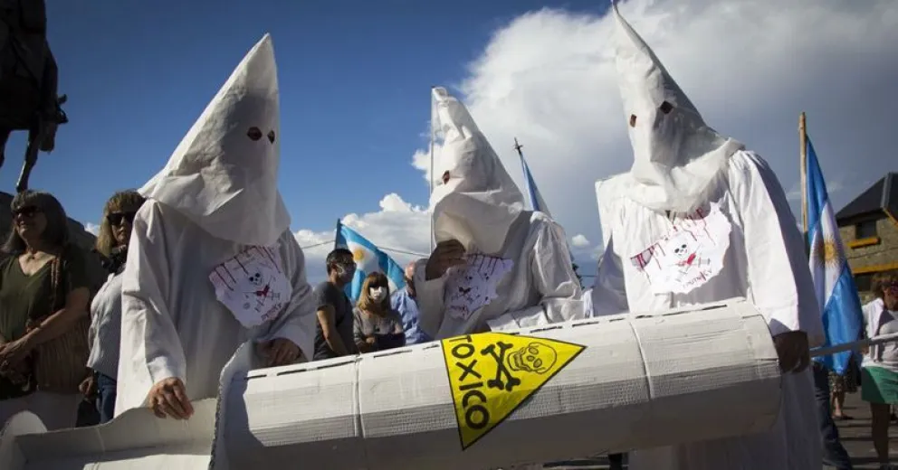 Repercusión y repudio a los manifestantes vestidos del Ku Klux Klan en Bariloche