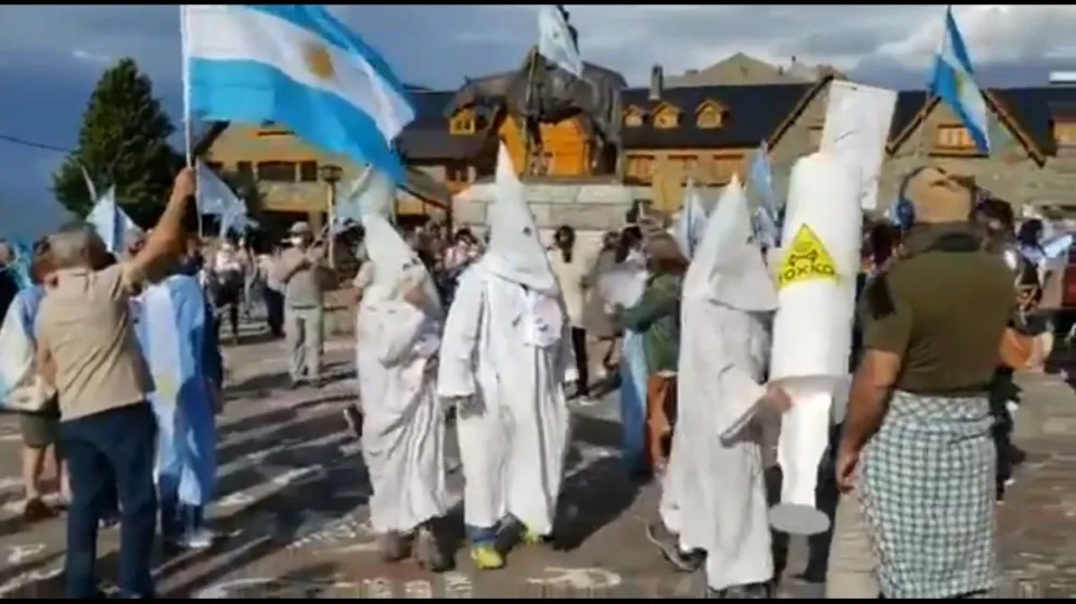 El Intendente de Bariloche repudió a los manifestantes vestidos del Ku Klux Klan