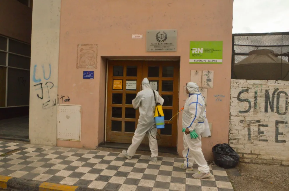 Desinfectaron un edificio público de la calle Colón