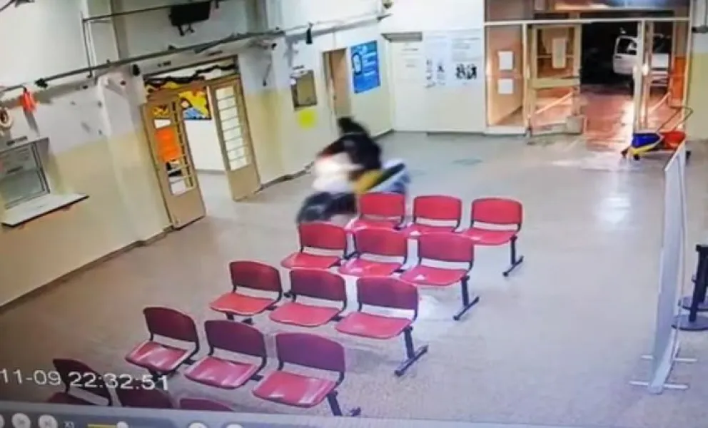Escapaba de la policía y entró en moto y a los tiros al edificio central del Hospital de Roca