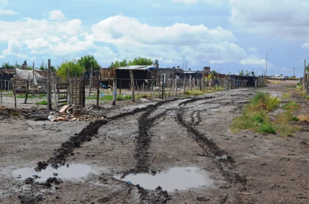 Pozos, barro y lagos: el día después de la lluvia en distintos barrios de Viedma