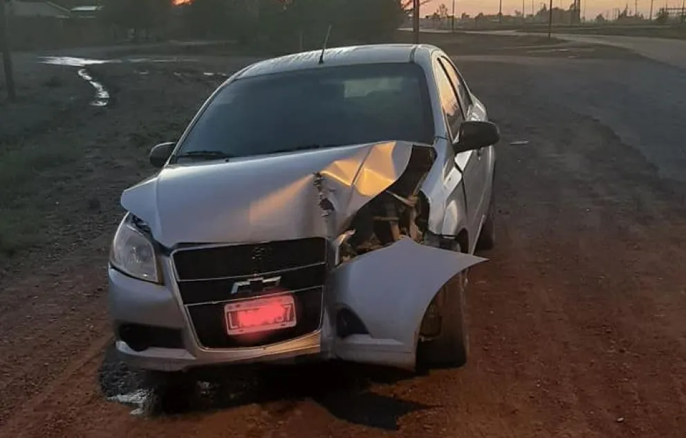 Chocó contra un poste y su auto quedó irreconocible