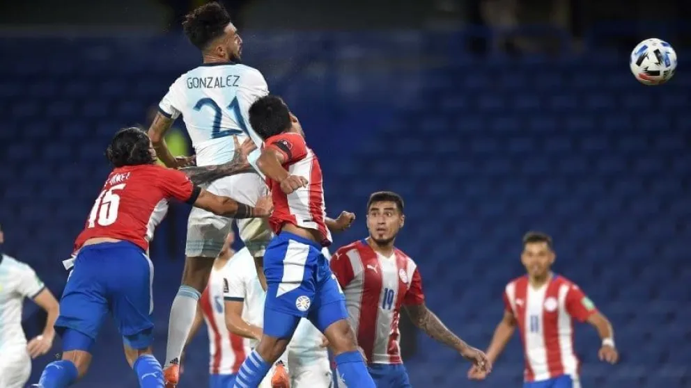 En un duelo bravo y con polémicas, Argentina empató 1-1 con Paraguay