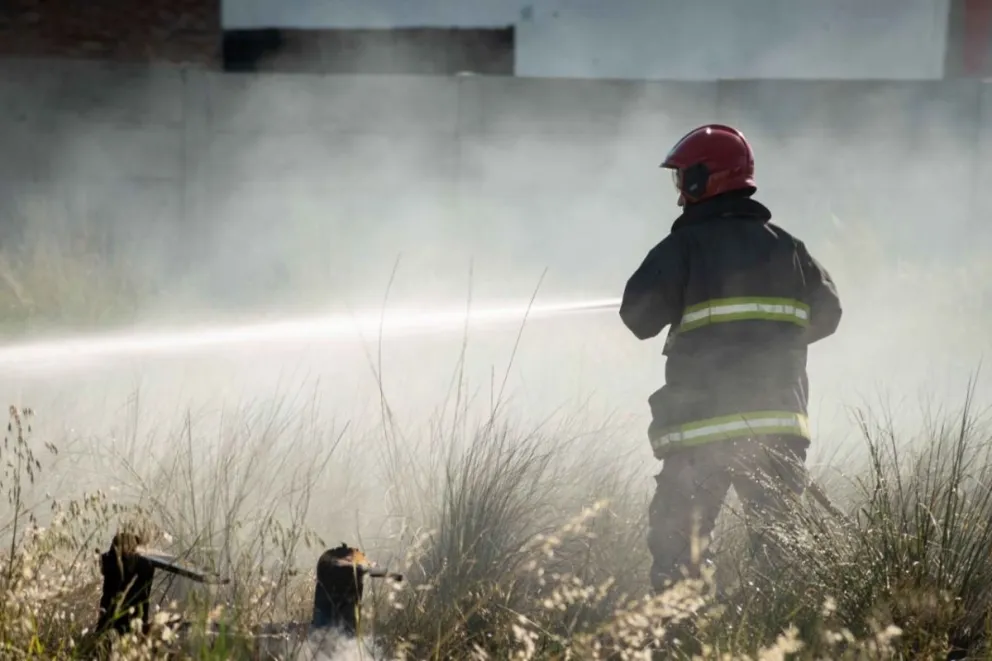 Un incendio de pastizales estuvo cerca de alcanzar viviendas