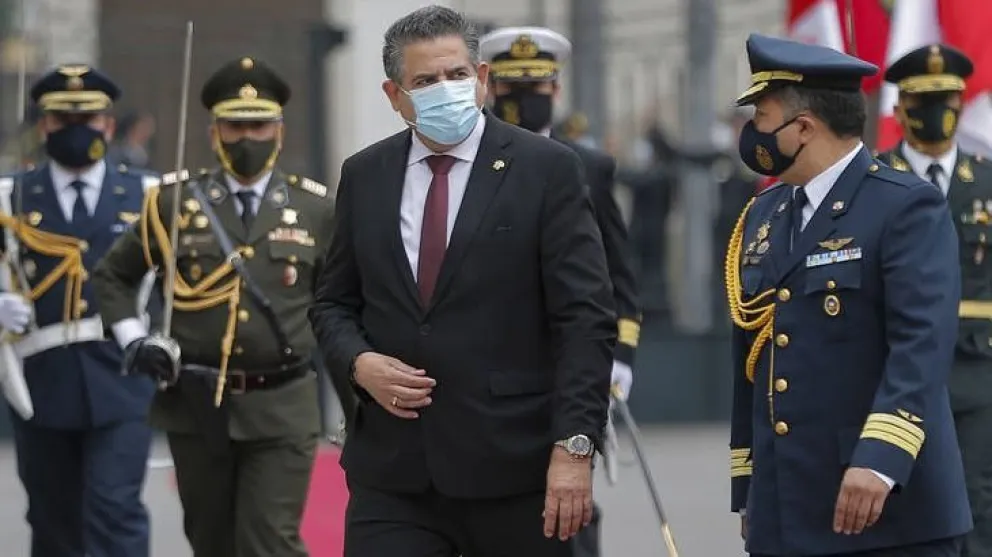 Perú: renunciaron 13 ministros y piden la renuncia del Presidente o será destituido