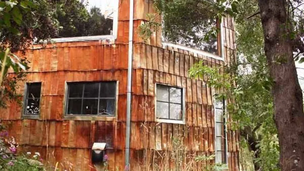 Una casa hecha con 800 latas de tomate en Bariloche asombra a todo el mundo