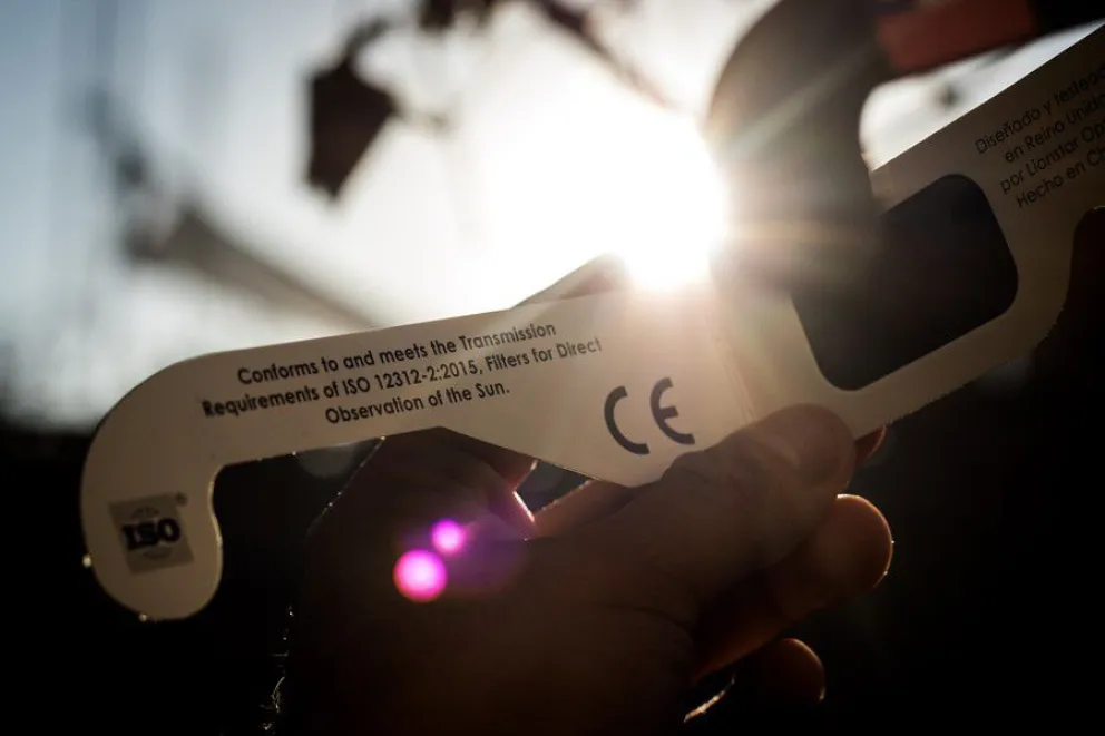 Cómo ver el eclipse solar sin dañarte los ojos