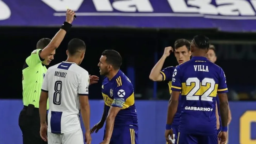 El árbitro Delfino explicó su decisión de no expulsar a Tevez
