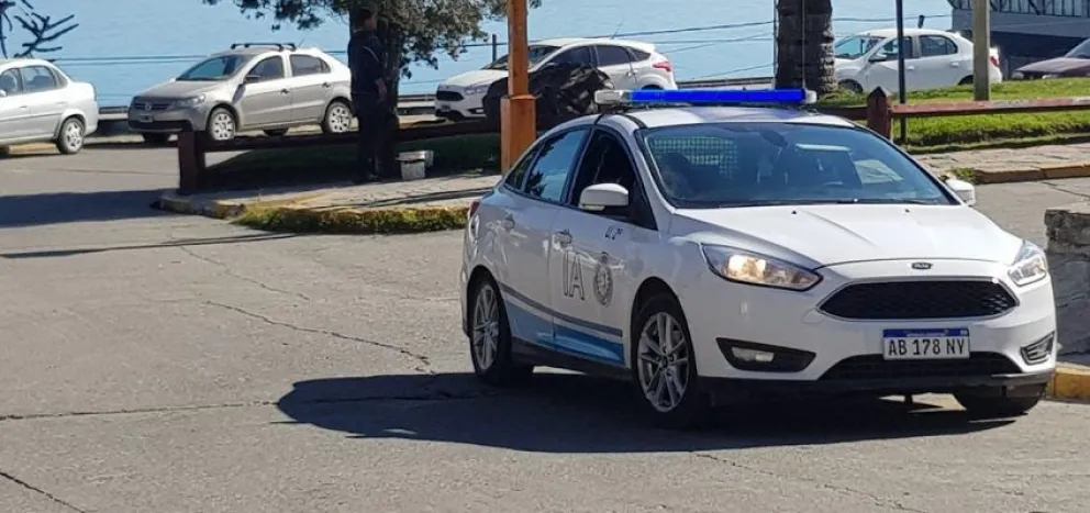 Se probó una campera, quiso escapar sin pagarla y terminó arrestado