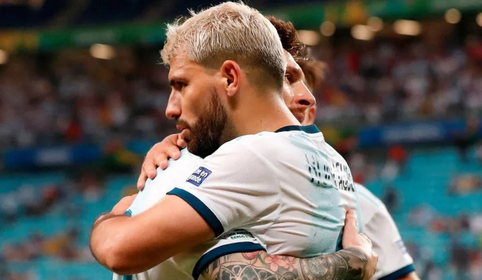 Barcelona buscaría al Kun Agüero para retener a Messi