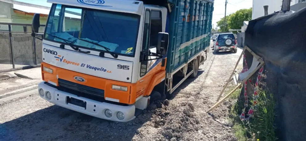 Un camión se quedó encajado en el barrio IPPV