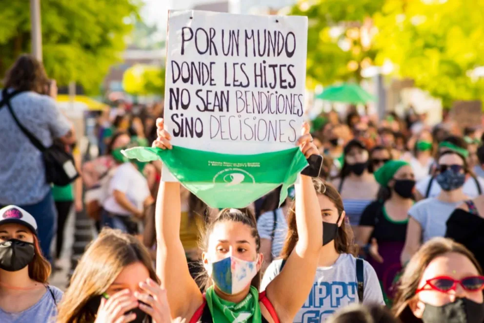 Fuerte movilización en Viedma a favor de despenalizar el aborto