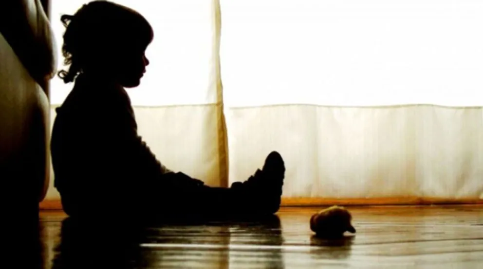 Un hombre violó a su hija de 2 años y su mujer intentó cubrirlo