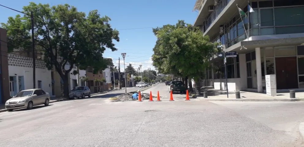 Se rompió un caño en el centro y está cortado el tránsito