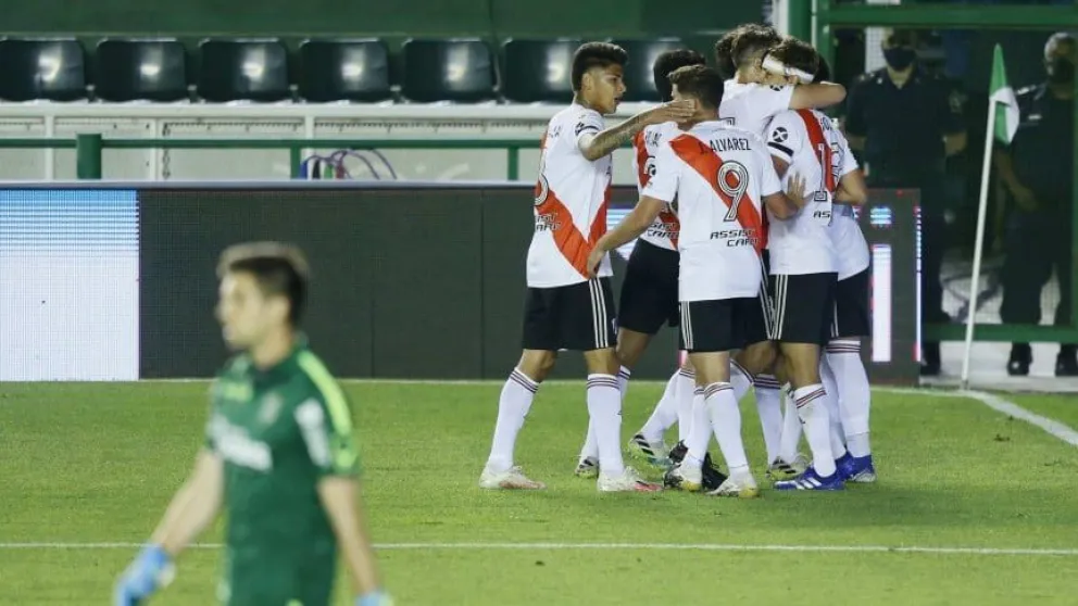 River quebró el invicto de Banfield y lo alcanzó en la cima del grupo
