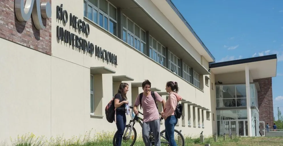 Autocine en el Campus de la Universidad en Viedma, con más de 400 producciones