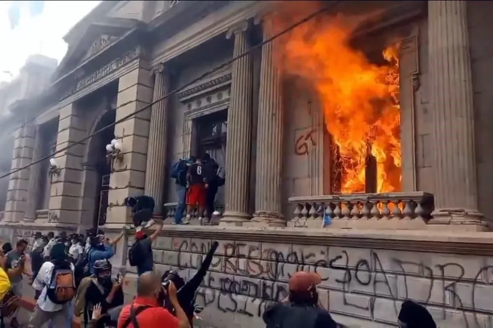 Guatemala: Prendieron fuego el Congreso y reclaman la renuncia del presidente