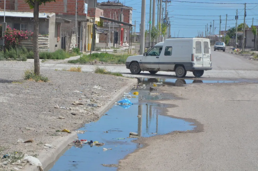 Desde hace días tienen el agua cloacal en las calles y en sus casas 