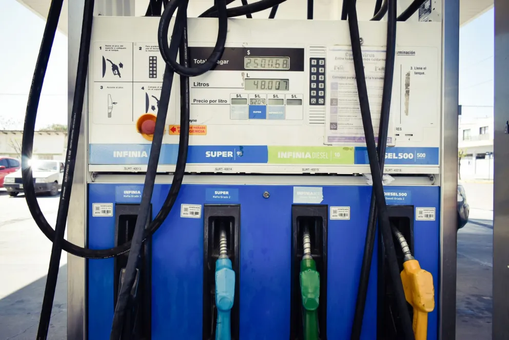 Golpe al bolsillo: Aumentaron los combustibles en un 2,5 por ciento