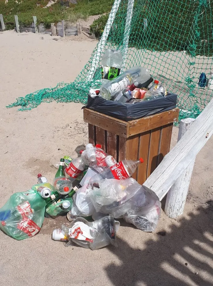 Las Grutas: jóvenes sin barbijo y a las piñas