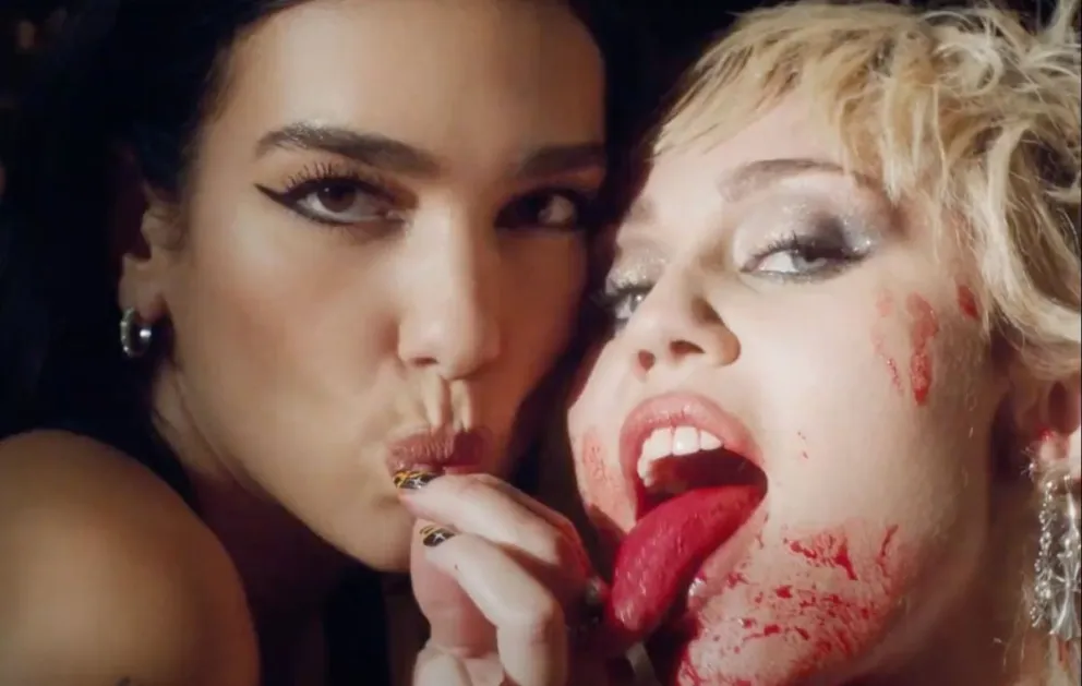 Miley Cyrus y Dua Lipa estrenan "Prisoner", su sensual y atrevido video